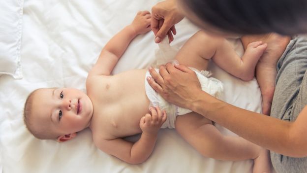 Atividades cotidianas, como trocas de fralda, contribuem para enriquecer o vocabulário infantil. Fonte: GETTY IMAGES
