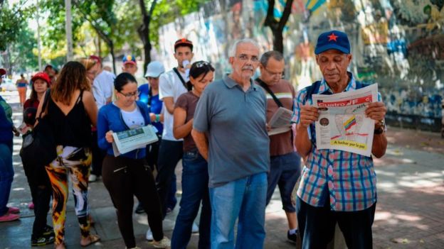 Apoiadores de Nicolás Maduro aderem à simulação da votação da Constituinte, cuja eleição oficial está prevista para o dia 30. Fonte:  FEDERICO PARRA/AFP/GETTY IMAGES