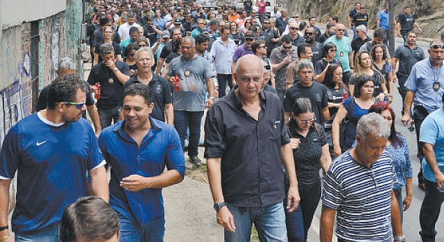 Policiais civis caminharam ontem em protesto pela morte do investigador | Chico Guedes/ Metro ES