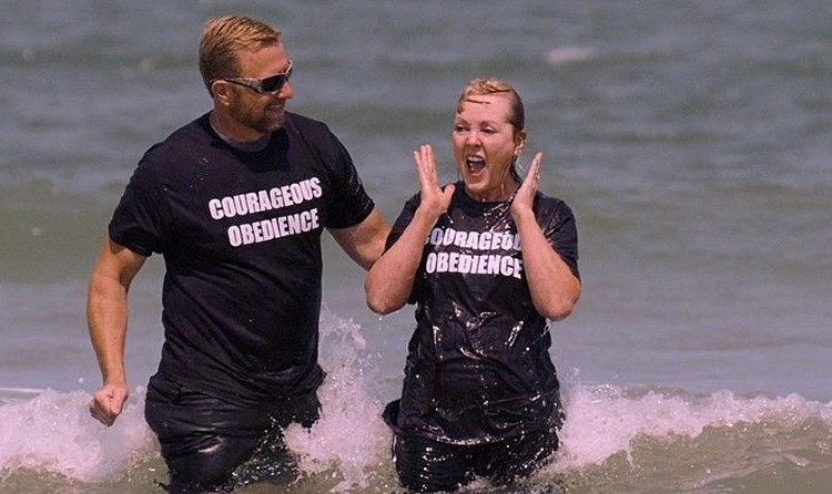 Barbara Ringer é batizada pelo pastor Scott Yirka, em Fleming Island  Foto: Baptist Press