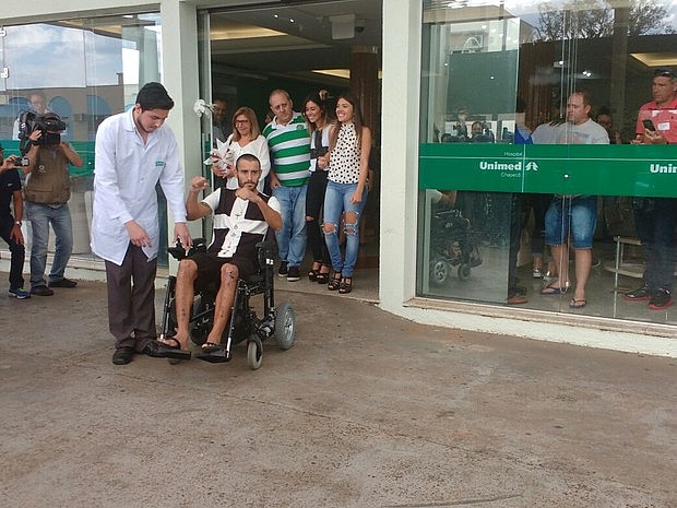 Alan Ruschel saiu do hospital acompanhado de familiares (Foto: Marcelo Siqueira/RBS TV)