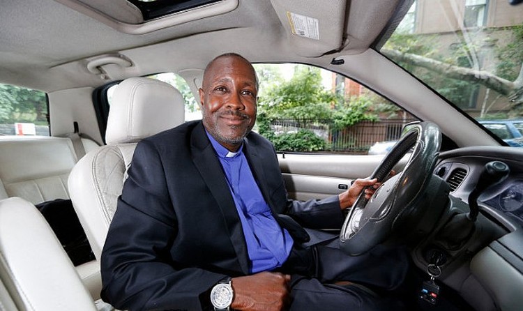 Kenneth Drayton usa Uber para evangelizar passageiros. (Foto: Angel Chevrestt)