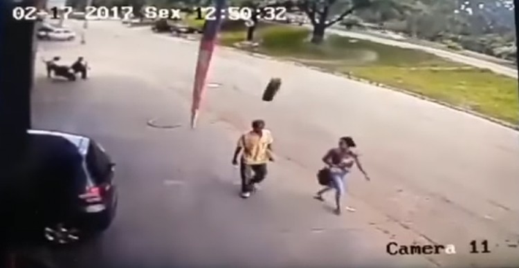 Câmera de segurança flagrou o momento em que Fernandes é atingido pelo pneu I Foto: Reprodução