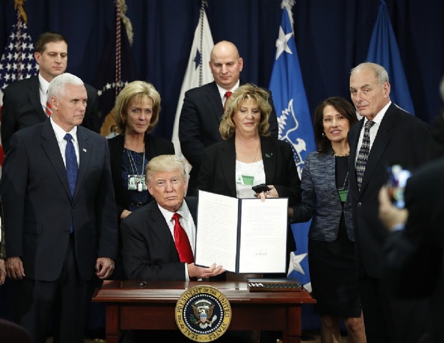 Donald Trump exibe ordem executiva que assinou para construir muro na fronteira Foto: AP Photo/Pablo Martinez Monsivais