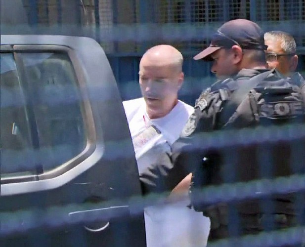 Com a cabeça raspada, Eike Batista deixa Ary Franco (Foto: Reprodução/GloboNews)