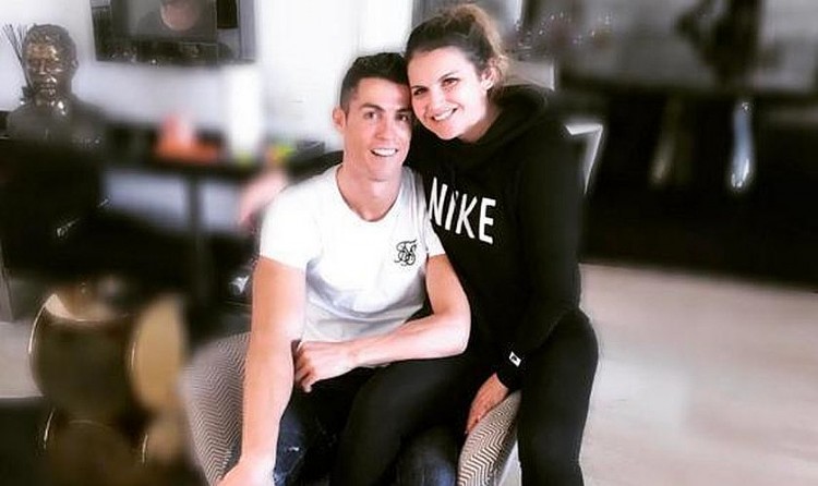 Katia Aveiro ao lado do irmão, o jogador de futebol Cristiano Ronaldo. (Foto: Reprodução)