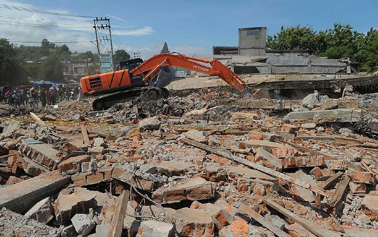 Ruínas na província de Aceh (Foto: Chaideer Mahyuddin / AFP Photo)