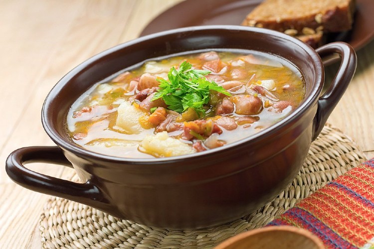 5 receitas de sopas super práticas para esquentar a noite de hoje.  Foto: Bolsa de Mulher.