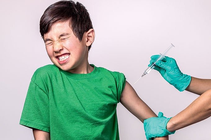 As crianças entre 6 meses e 5 anos podem se vacinar de graça  (Foto: Gjohnstonphoto/iStock)