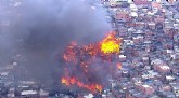 Chamas consomem rapidamente os barracos I Foto: Reprodução/ TV Globo