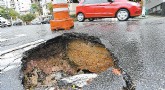 Crateras separadas por asfalto afundado na rua Castro Alves, na Aclimação | André Porto/Metro