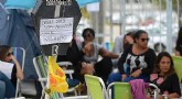 Mulheres e familiares de policiais acampadas na porta dos Batalhões da Polícia Militar (Tânia Rêgo/Agência Brasil)