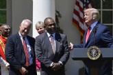 Donald Trump falou sobre o ex-detento Jon Ponder (à esquerda) no Jardim das Rosas da Casa Branca. Foto: AP Photo/Susan