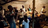 Imagem ilustrativa. Jovens africanos durante noite de oração num pobre vilarejo em Pemba, Moçambique