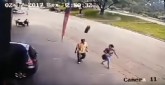 Câmera de segurança flagrou o momento em que Fernandes é atingido pelo pneu I Foto: Reprodução