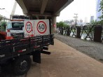 Caminhões estacionados embaixo da Ponte Estaiada com as novas placas da marginal (Foto: Will Soares/G1)