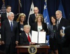 Donald Trump exibe ordem executiva que assinou para construir muro na fronteira Foto: AP Photo/Pablo Martinez Monsivais