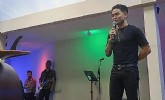Yudi Tamashiro contando seu testemunho na Igreja Bola de Neve em Alphaville. (Foto: Reprodução/Facebook)