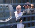 Com a cabeça raspada, Eike Batista deixa Ary Franco (Foto: Reprodução/GloboNews)