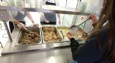 Pelo menos 700 alunos estariam comendo bolacha e suco de merenda | Robson Ventura/Folhapress