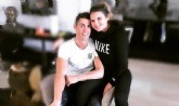 Katia Aveiro ao lado do irmão, o jogador de futebol Cristiano Ronaldo. (Foto: Reprodução)