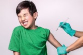 As crianças entre 6 meses e 5 anos podem se vacinar de graça  (Foto: Gjohnstonphoto/iStock)