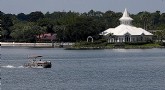 Barcos usados na busca da lagoa. Fonte: Metro/Adrees Latif/Reuters